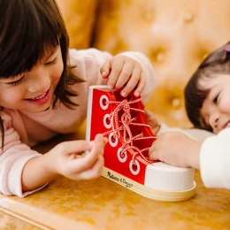 נעל שרוכים | מליסה ודאג MELISSA AND DOUG