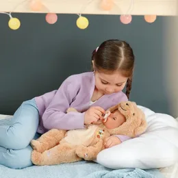 בובת תינוקת בייבי בורן 43 ס"מ - אמה עם חליפת דוב